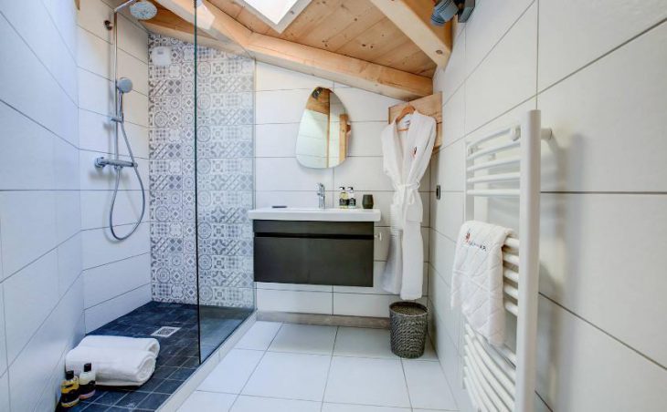 Chalet Chouette, Morzine, Bathroom 2